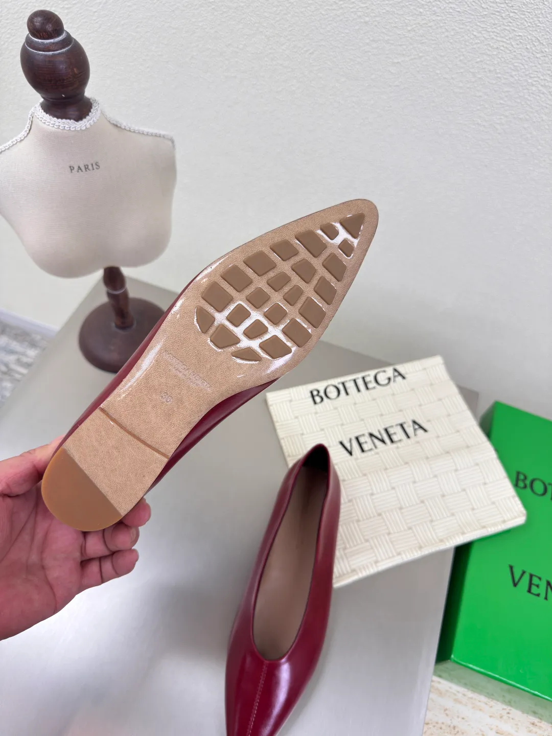 👟👟Ex-factory price 640👟👟 BV women's Sofia ballet shoes leather ballet shoes silver family elements woven series high version small round toe essential for commuting BV early autumn series are so beautiful💯 The use of elegant materials in shoes is intellectual, elegant and capable, full of high-end sense✅The design is beautiful~~ The fabric is made of original consistent lambskin and the shaping technology pursues the perfection of the internal process✅ Heel The foot pads are made of lambskin, never sloppy 🆚Original💯 Outsole technology Brand classic The new season uses Italian genuine leather outsole with clear dyeing technology and rubber square technology 💯 Comfortable and high-end flat design makes travel more comfortable and confident 35 36 37 38 39 40 41 42 (40 41 42 customized code number) Equipped with original packaging Hot glue process logo cloth bag